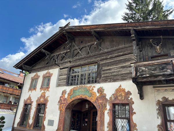 "Altes Haus" in der historischen Ludwigstraße in Partenkirchen. Ältestes Haus in Partenkirchen mit schöner Lüftlmalerei (von 1922)