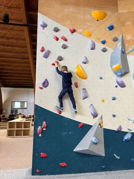 einer der Boulder in der Boulderhalle in Garmisch