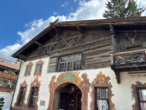 ältestes Haus in der historischen Ludwigstrasse in Partenkirchen