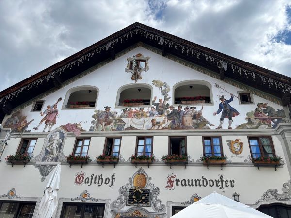 Gasthof Fraundorfer in Partenkirchen mit beeindruckender Lüftlmalerei