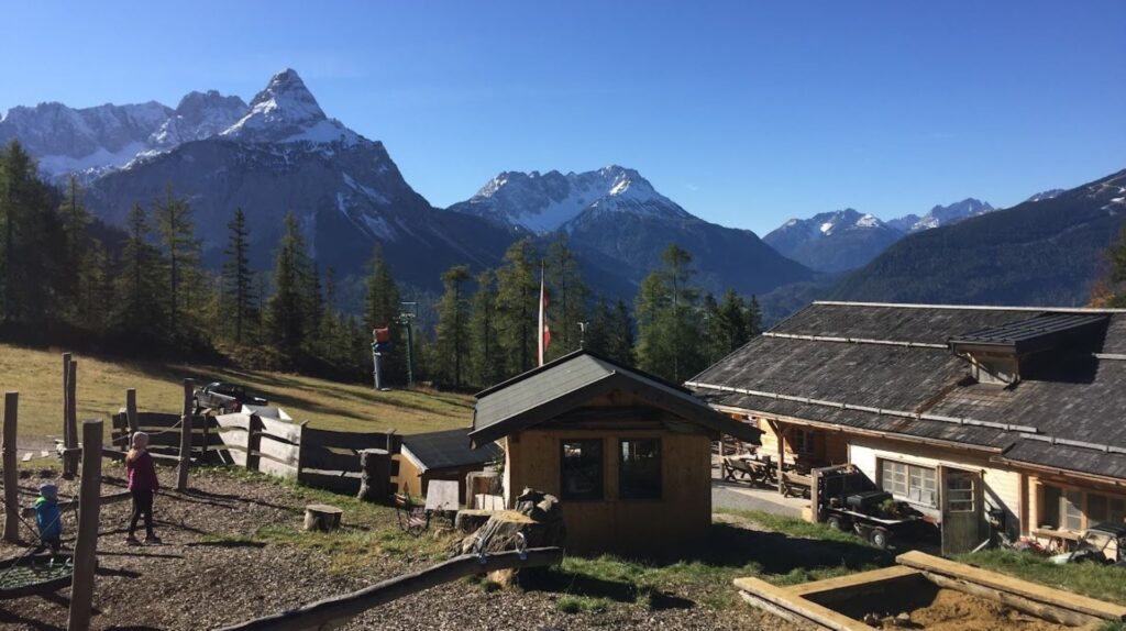 Gamsalm bei Ehrwald mit Spielplatz und Bergblick, Wanderurlaub mit Kindern, Wandern mit der Familie