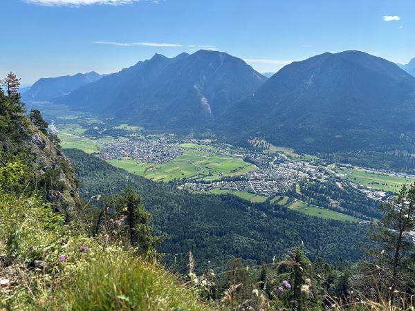 Königsstand: Blick nach Garmisch-Partenkirchen (Burgrain) und Farchant