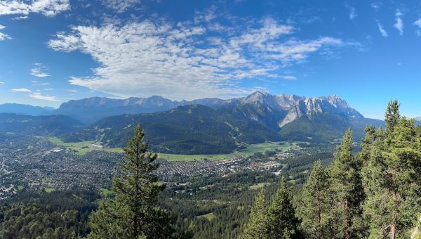 Königsstand: Blick nach Garmisch-Partenkirchen, Wettersteingebirge