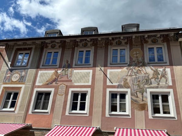 Lüftlmalerei in der Partenkirchner Ludwigstrasse: erstes Kreuz auf der Zugspitze