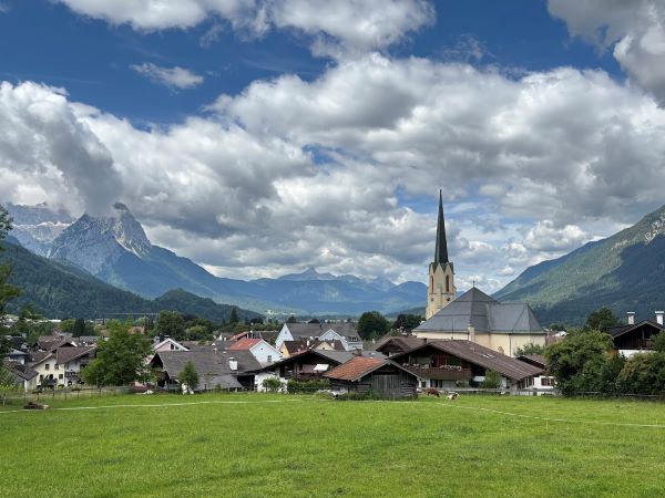 historischer Ortskern von Partenkirchen mit Zugspitze