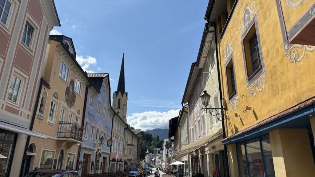 historische Ludwigstrasse in Partenkirchen mit bunt bemalten Hausfassaden (Lüftlmalereien)