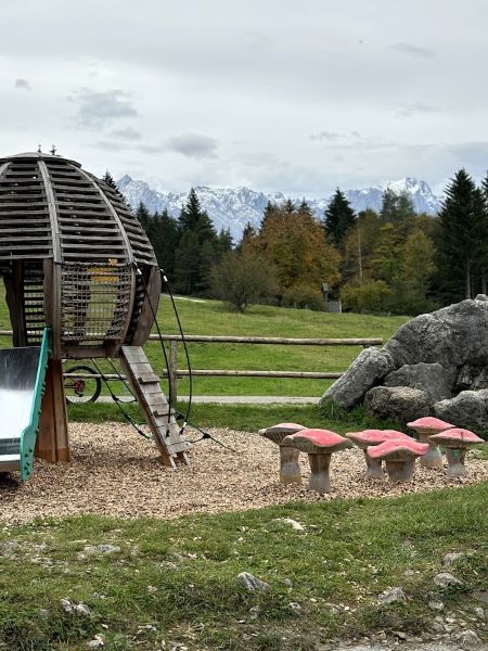 Bergblick am Spielplatz am Walderlebnispfad in Farchant, Urlaub mit Kind in Garmisch-Partenkirchen