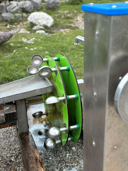 Spielplatz am Walderlebnispfad Farchant, Wasserspiel, Urlaub mit Kindern Garmisch-Partenkirchen