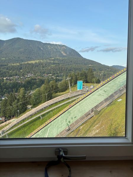 Schanzenführung Skisprungschanze Garmisch-Partenkirchen: Blick vom Sprungrichterhaus zum Aufsprunghang