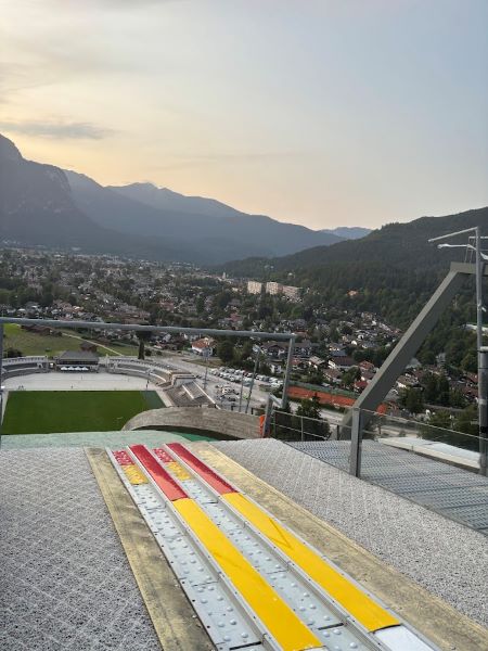 Schanzenführung Skisprungschanze Garmisch-Partenkirchen: Absprung am Schanzentisch
