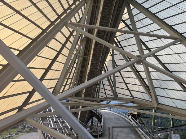 Schanzenführung Skisprungschanze Garmisch-Partenkirchen: Blick von unten ins Innere des Schanzenturms. Stahlkonstruktion der Freischwinger-Skispungschanze