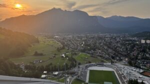 Skisprungschanze Garmisch-Partenkirchen, Olympiastadion, Schanzenführung, Ausblick, Sonnenuntergang