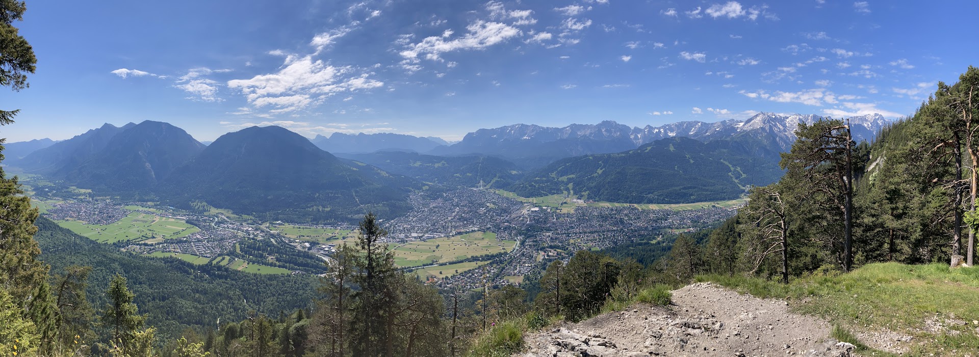 Blick vom Königsstand über Farchant und Garmisch zum Wettersteingebirge und Estergebirge