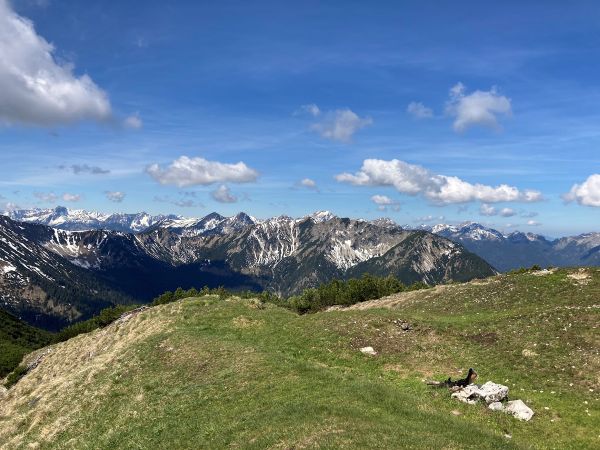 Auf der Notkarspitze bei Garmisch-Partenkirchen mit Blick auf die Ammergauer Alpen