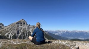Birgit vor Bergpanorama